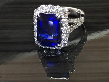 Natural sapphire and diamond ring